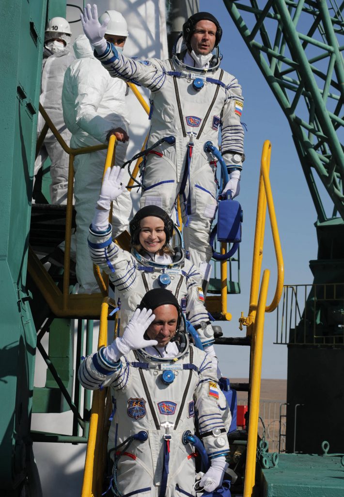 Actriz, cineasta y astronauta, listos para la primera película en el espacio Una actriz y un director de cine rusos llegaron este martes a la Estación Espacial Internacional (ISS) para filmar el primer largometraje de ficción en el espacio.