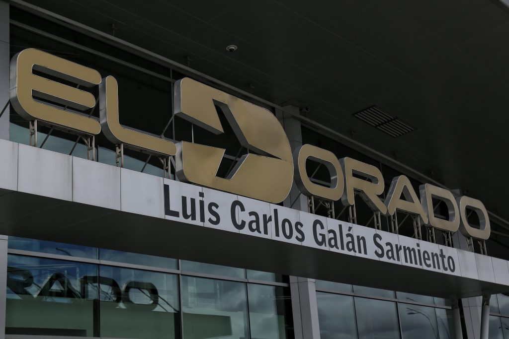 Tanto salida como llegada de vuelos se retrasan en El Dorado La Aeronáutica Civil informó en la mañana de este viernes que por sobredemanda, se tienen previstas algunas demoras en los vuelos que salgan y aterricen el día de hoy en el Aeropuerto El Dorado de Bogotá.