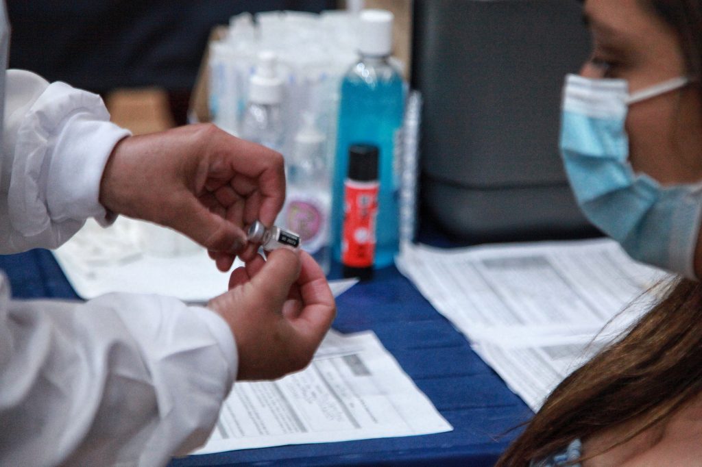 Más de 42 millones de dosis contra el COVID-19 se han aplicado Un total 42.039.612 dosis de la vacuna contra el COVID-19 han sido administradas en Colombia hasta el miércoles 6 de octubre, de las cuales 274.304 fueron aplicadas ese día, según datos emitidos este viernes por el Ministerio de Salud.