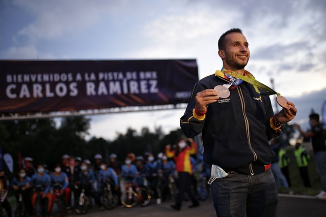 Carlos Ramírez ganó el oro en Turquía El bicicrós colombiano brilló este domingo en las pistas de Europa, el doble medallista olímpico de BMX, Carlos Ramírez, se recuperó del infortunio de la primera jornada y se erigió como el gran ganador de la sexta válida de la Copa Mundo, que se disputó en la pista de Sarkaya, Turquía.