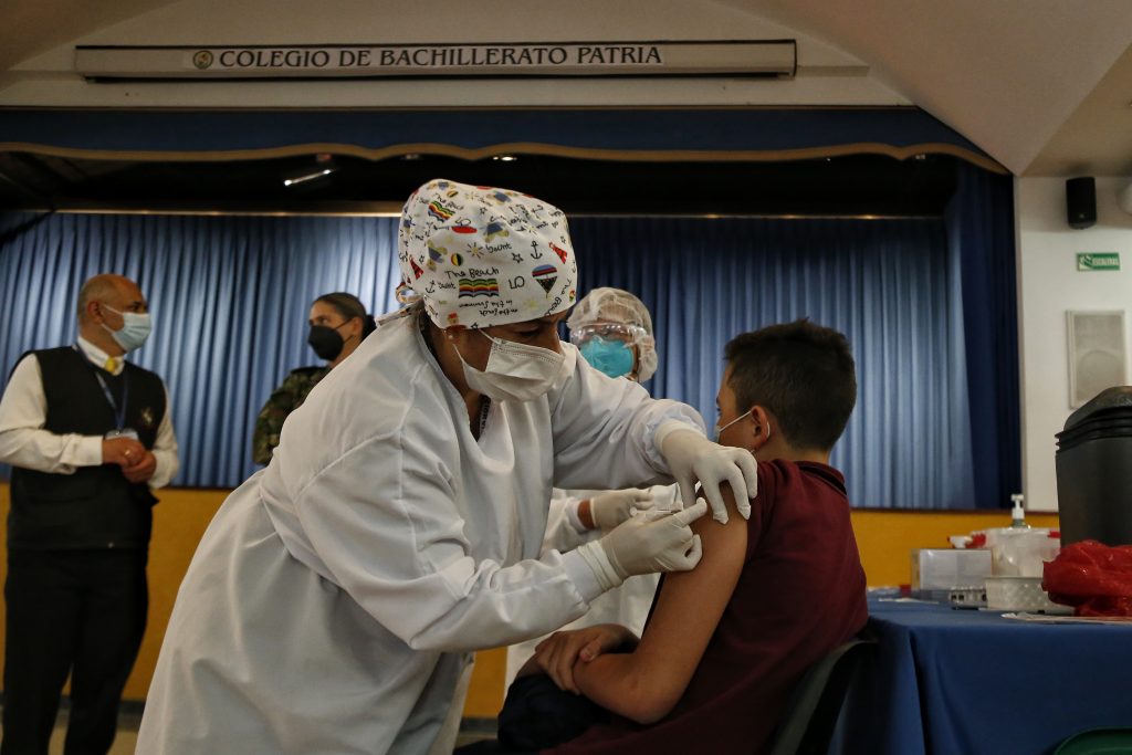 Con Sinovac y Pfizer vacunarían en Colombia a niños de 3 a 11 años En Colombia avanza el proceso de inmunización contra el COVID-19, y desde ya el Ministerio de Salud se plantea incluir a un nuevo grupo poblacional con el fin de protegerlo del mortal virus, se trata de los niños de 3 a 11 años de edad.