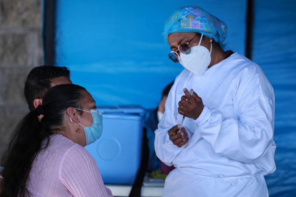 En Colombia se han aplicado 41.238.674 dosis contra el COVID-19 Colombia ha aplicado hasta el pasado sábado 2 de octubre un total de 41.238.674 dosis de la vacuna contra el COVID-19, y un total de 17.296.713 colombianos cuentan con el esquema completo, mientras que 23.940.735 ya tienen al menos una dosis, según indica el ultimo reporte de vacunación del Ministerio de Salud.  