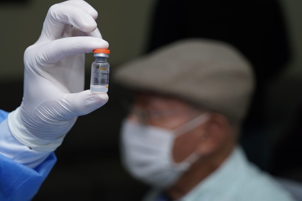 Nuevo lote de vacunas de Sinovac llegó a Colombia Este lunes el país recibió un nuevo lote de 2.260.800 dosis de Sinovac contra el covid-19, las cuales arribaron a través del mecanismo Covax.