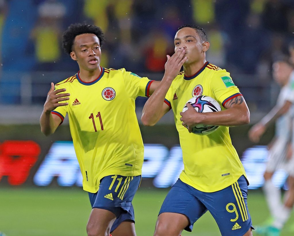 Contra Honduras se enfrentará la Selección Colombia en enero El 2022 será un año decisivo para la Selección Colombia, pues tendrá que defender su puesto directo y clasificar al Mundial de Catar. Son cuatro los partidos que le quedan en la Eliminatoria, pero antes de eso afrontará un encuentro preparatorio, así lo acaba de anunciar la Federación Colombiana de Fútbol.