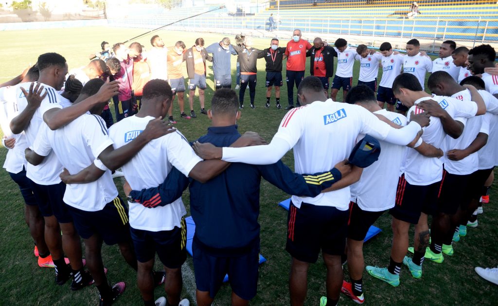 La Selección Colombia viaja esta tarde a Montevideo con 25 jugadores En las últimas horas quedó completo el grupo de jugadores convocados por el técnico Reinaldo Rueda a la Selección Colombia, que el próximo jueves 7 de octubre enfrentará a Uruguay por la jornada 11 de la Eliminatoria Suramericana al Mundial Catar 2022.