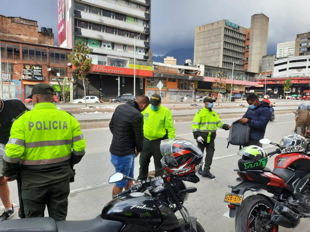 Nueve de los 11 delitos de alto impacto en Bogotá se redujeron Debido a las alarmas que se encendieron por parte de la ciudadanía desde hace unas semanas por cuenta del incremento de delitos violentos como los hurtos a mano armada y los homicidios, la Alcaldía de Bogotá desarrolló un plan con seis estrategias implementado para mejorar la seguridad en la capital.