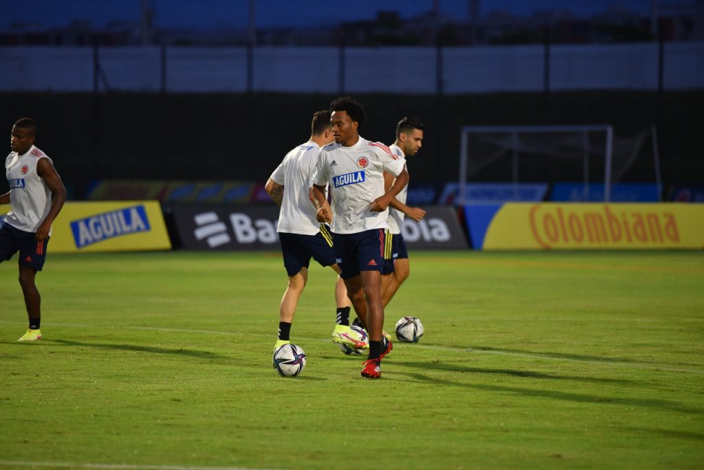 La Selección Colombia viaja esta tarde a Montevideo con 25 jugadores En las últimas horas quedó completo el grupo de jugadores convocados por el técnico Reinaldo Rueda a la Selección Colombia, que el próximo jueves 7 de octubre enfrentará a Uruguay por la jornada 11 de la Eliminatoria Suramericana al Mundial Catar 2022.