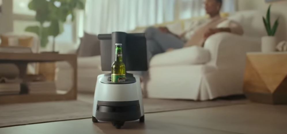 Amazon va a comercializar un robot para que cuide su casa Amazon va a comercializar un robot que puede patrullar casas, un aparato de ciencia ficción hecho realidad según el gigante tecnológico, pero una herramienta de vigilancia potencialmente preocupante para sus críticos.