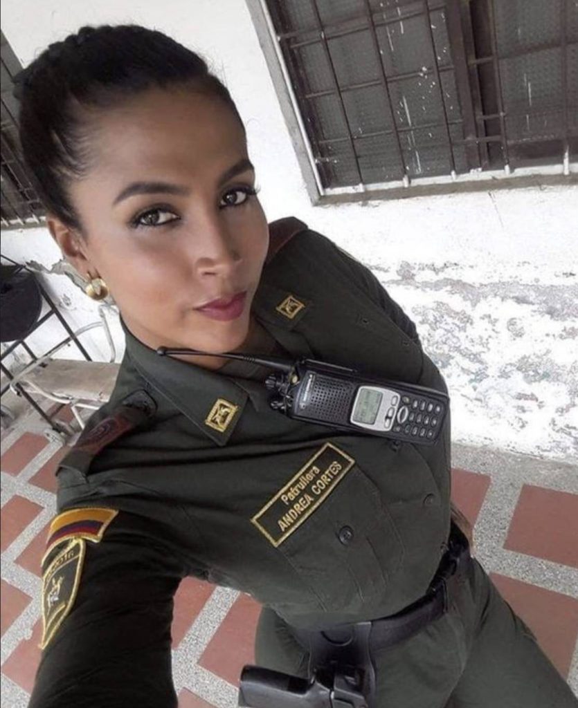 Entre lágrimas, la destituida patrullera Cortés se defendió Andrea Cortés Guarín, la primera policía transgénero del país, habló a través de su Instagram tras verse involucrada en un robo, y posteriormente ser destituida e inhabilitada por 11 años en la institución.