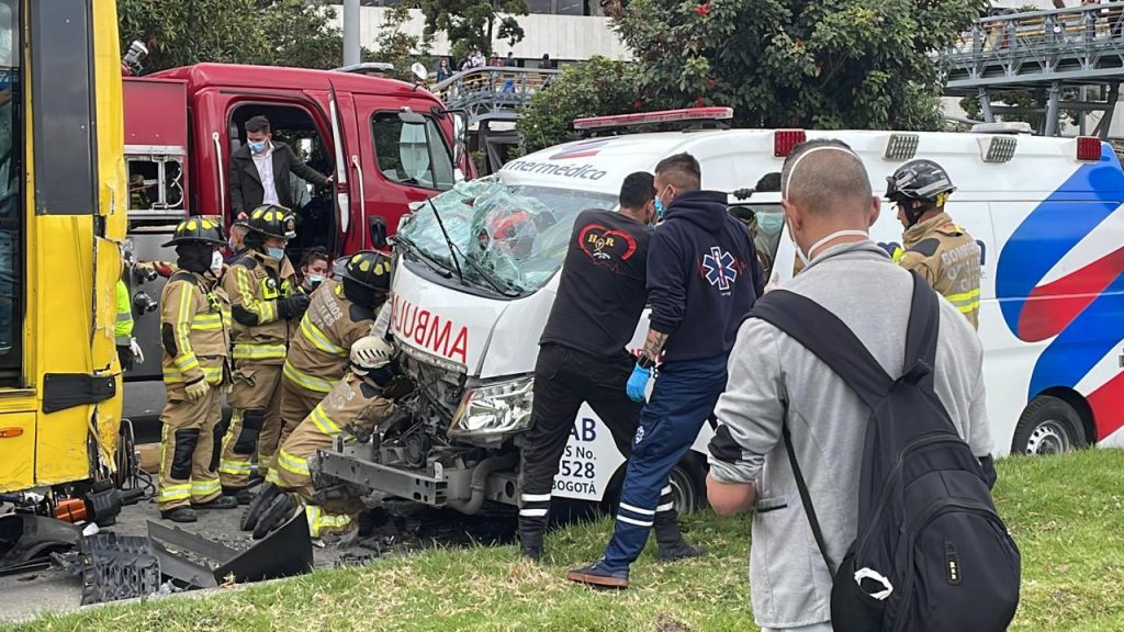 Ambulancia se estrelló contra bus de TransMilenio en carril exclusivo En la mañana de este jueves un violento choque entre una ambulancia y un bus de TransMilenio se registró en la Calle 26 con carrera 62, en el que resultaron lesionadas tres personas.