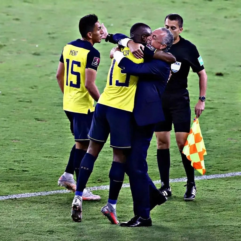 "No sé si Colombia es un equipo que tiene debilidades", Alfaro El director técnico de la Selección de Ecuador, Gustavo Alfaro, reconoció este martes que Colombia es un rival "difícil de vulnerar", esto de cara al partido de este jueves por la Eliminatoria Suramericana para el Mundial de Catar 2022.