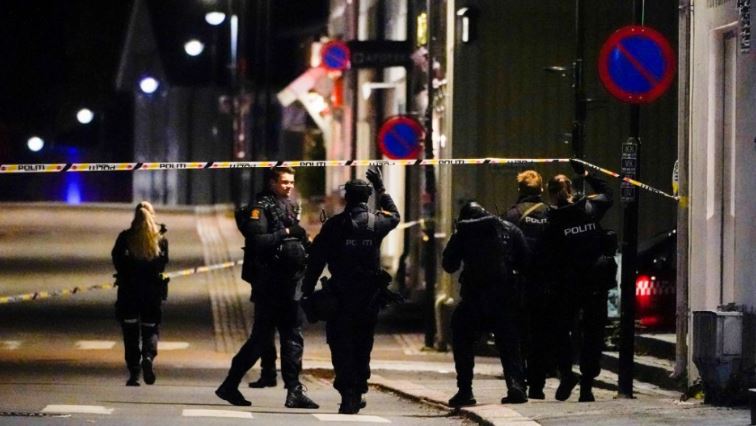 Al menos cinco muertos deja violento ataque con arco y flechas Un hombre armado con un arco y flechas mató a cinco personas e hirió a otras dos este miércoles en Kongsberg, sureste de Noruega, antes de ser detenido, anunció la policía, que no descarta un hecho terrorista.