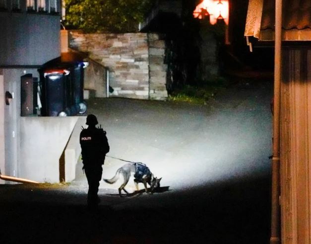 Al menos cinco muertos deja violento ataque con arco y flechas Un hombre armado con un arco y flechas mató a cinco personas e hirió a otras dos este miércoles en Kongsberg, sureste de Noruega, antes de ser detenido, anunció la policía, que no descarta un hecho terrorista.