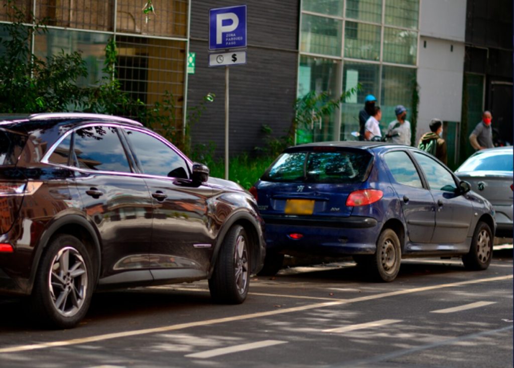 En Bogotá se implementarán los cepos para vehículos mal parqueados La Secretaría de Movilidad anunció que se volverán a instalar los cepos en Bogotá, con el objetivo de bloquear las llantas de los carros que se parqueen en lugares indebidos de las calles de la capital.