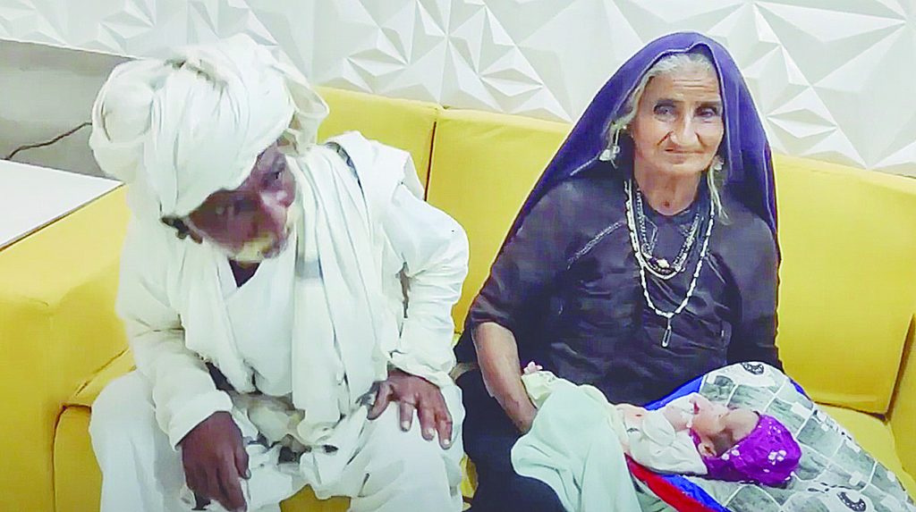 Mujer en la India trajo un hijo al mundo a sus 70 años La agencia rusa Sputnik sorprendió al revelar en las últimas horas una historia de la India, donde una mujer llamada Jivunben Rabari, de 70 años de edad, se acaba de convertir en mamá primeriza.