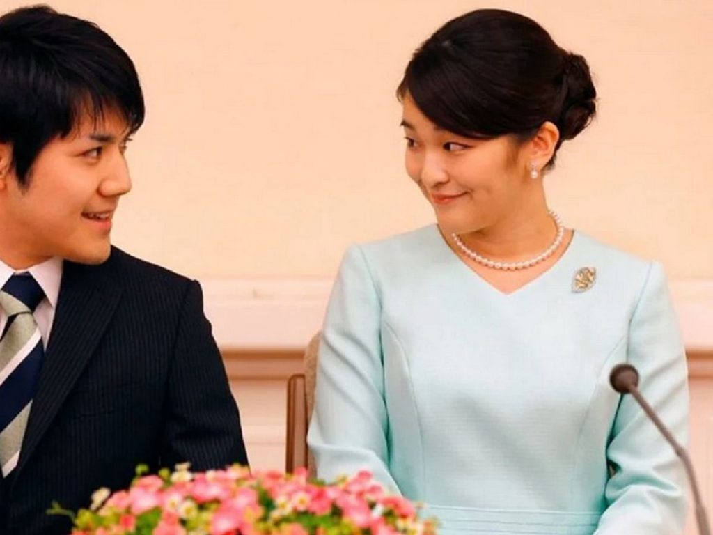 La princesa Mako se casó con un abogado y renunció a su título La princesa Mako de Japón se casó finalmente este martes con su amor de la universidad, Kei Komuro, aunque la ceremonia se celebró de forma muy discreta después de años de controversia.