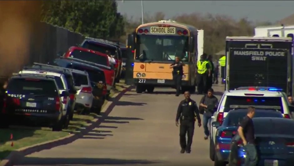 Al menos cuatro muertos por tiroteo en escuela de Texas Al menos cuatro personas muertas y cuatro heridos se registran a esta hora en la ciudad de Arlington, Texas (EE. UU.), donde un joven abrió fuego este miércoles en la escuela secundaria Timberview High School.