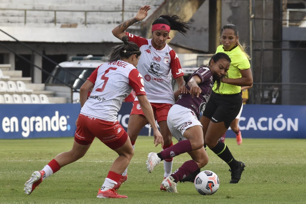 Eliminaron a las recientes campeonas en los penaltis El fútbol colombiano femenino vuelve a soñar con un título de la Copa Libertadores, esta vez de la mano de Independiente Santa Fe. Las 'Leonas', dando muestra de garra, madurez y buen fútbol, se clasificaron a la gran final, tras vencer esta tarde, en Asunción (Paraguay), a través de los penaltis (se impusieron 4-2, al igualar 1-1 en los 90 minutos), en semifinales, a Ferroviaria, el actual campeón de la competencia.