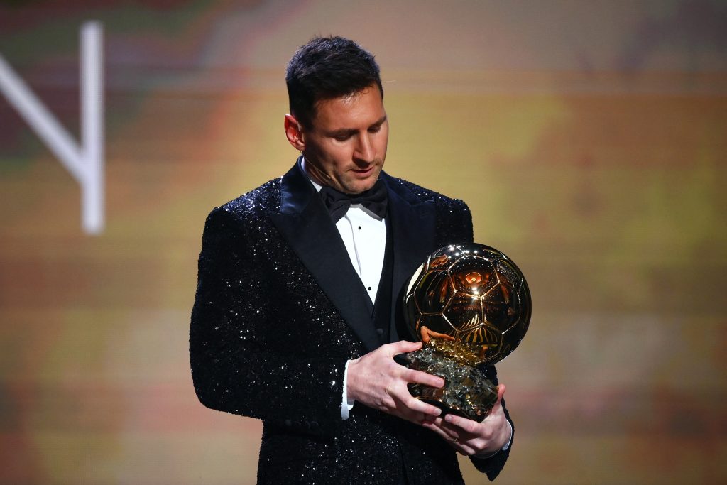 El argentino Lionel Messi se ganó su séptimo Balón de Oro El argentino Lionel Messi, jugador del París SG, acaba de conquistar su séptimo Balón de Oro, el prestigioso premio que concede la revista France Football al mejor futbolista del año, en una ceremonia celebrada este lunes en la capital francesa.