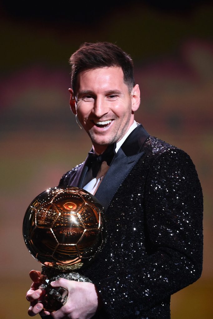 El argentino Lionel Messi se ganó su séptimo Balón de Oro El argentino Lionel Messi, jugador del París SG, acaba de conquistar su séptimo Balón de Oro, el prestigioso premio que concede la revista France Football al mejor futbolista del año, en una ceremonia celebrada este lunes en la capital francesa.