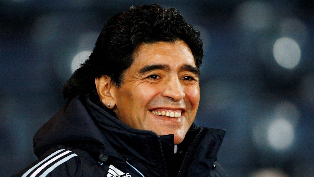 A un año de la muerte de Maradona, el mundo del fútbol lo recuerda El planeta fútbol, sin fronteras, le rinde honores el jueves al argentino Diego Armando Maradona, idolatrado artista de la pelota de todos los tiempos, al cumplirse un año de su fallecimiento, a los 60 años, en su lecho de enfermo.