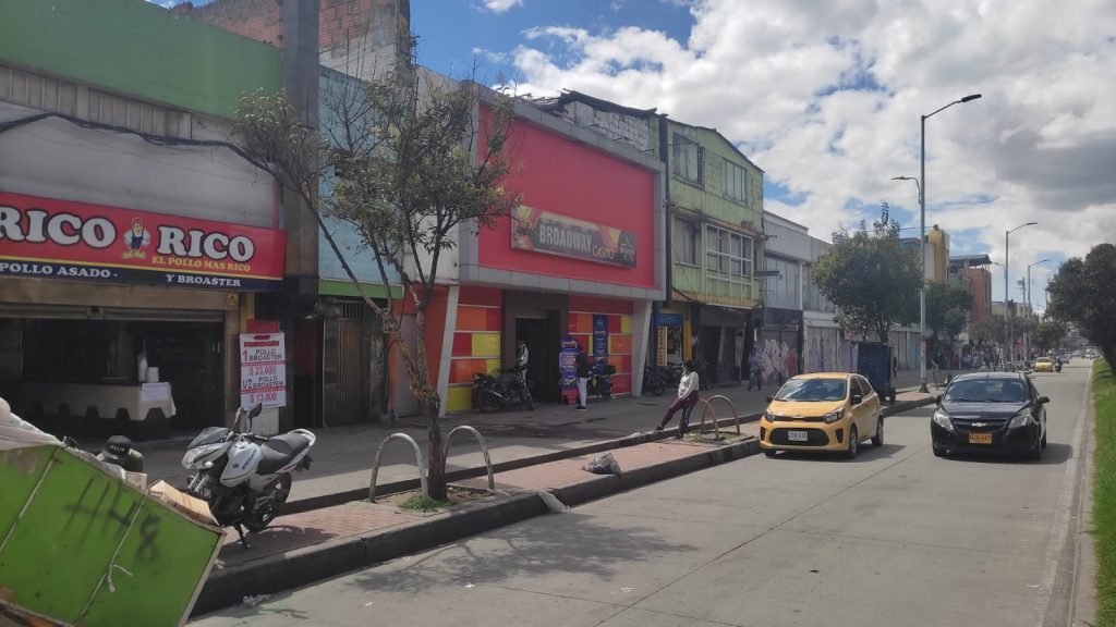 Asesinan a un hombre a golpes y bala en el barrio Venecia Al salir de un establecimiento comercial que funciona como amanecedero en el sector de Venecia (Tunjuelito), un hombre de nacionalidad venezolana fue asesinado a bala y golpeado por una jauría de desadaptados en la mañana de ayer.