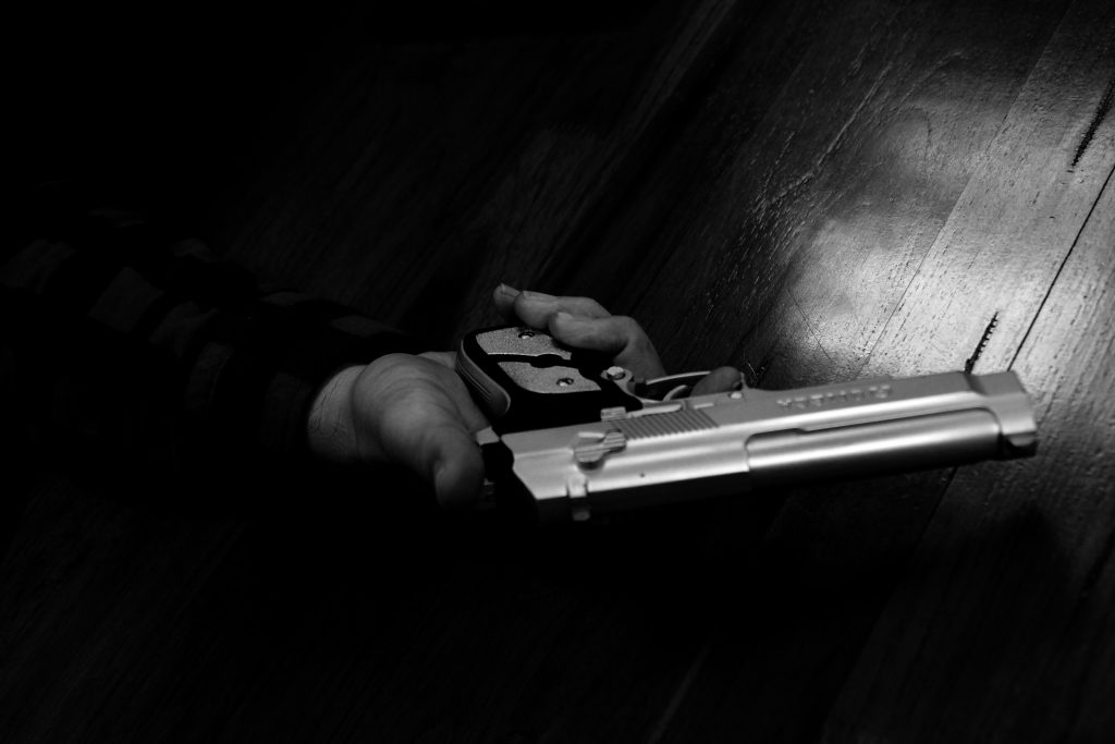 Un hombre muerto en medio de balacera en Chapinero Un hecho violento ocurrió en la madrugada de este miércoles en Chapinero, donde, en medio de lo que sería un hurto, un hombre perdió la vida luego de que se desatara una balacera. Al parecer, la víctima mortal se trataría de un presunto delincuente.