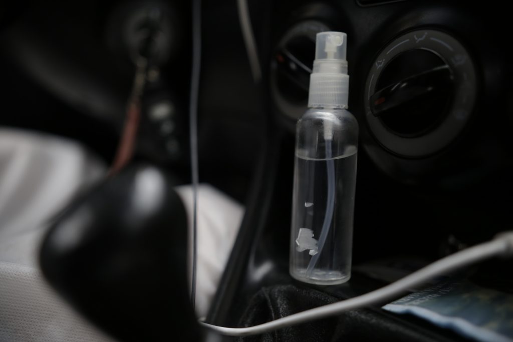 Ahora usan escopolamina en gel y spray para robar en taxis Suministrar escopolamina en los gel o spray antibacteriales es la nueva modalidad de robo que se ha reportado en los taxis de Bogotá en los últimos días.
