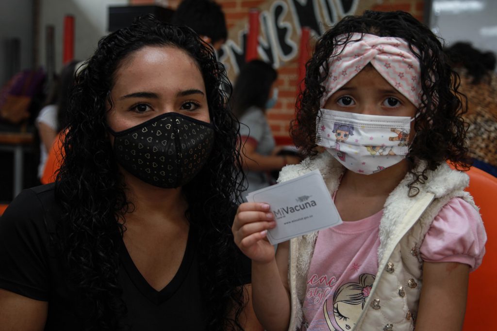 No se alcanzó la meta de vacunación de noviembre El Gobierno Nacional no alcanzó a vacunar a 35 millones de colombianos (70% de la población) con al menos una dosis contra el COVID-19 antes del 15 de noviembre, como se lo había propuesto a inicio de mes. A corte de esta misma fecha, el país logró inmunizar con una dosis a 32.8 millones de personas.