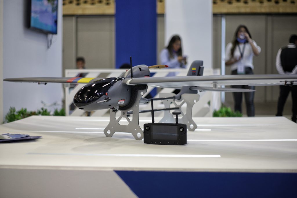 Pequeña aeronave servirá para inteligencia y vigilancia Coelum es el nombre de la primera aeronave remotamente tripulada diseñada, desarrollada y producida por Ingenieros colombianos para apoyar labores de inteligencia, vigilancia y control en las principales ciudades del país.