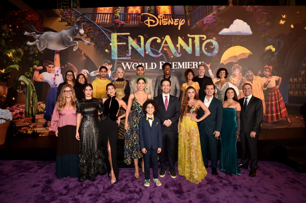 Con talento colombiano, estrenan en EE. UU. película 'Encanto' A pocas semanas de su estreno en salas de cine, se realizó el estreno de ‘Encanto’, la nueva película animada de Disney que se inspiró en Colombia, donde el talento nacional fue el protagonista.