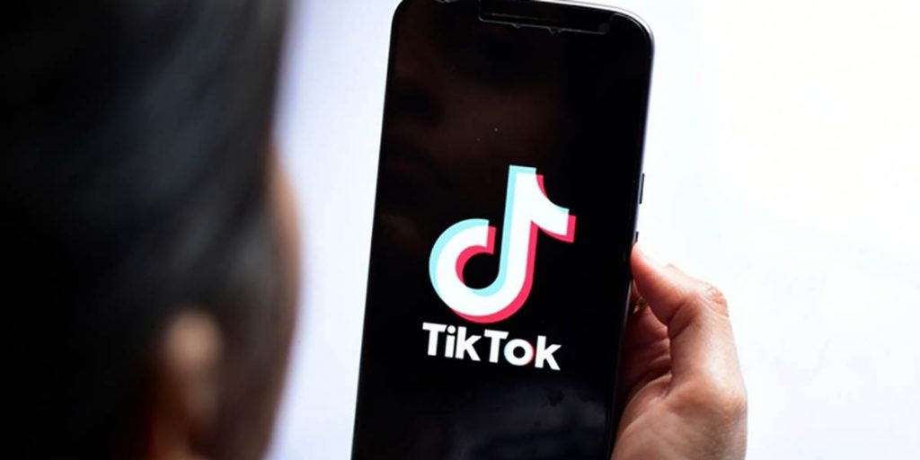 Dos niñas murieron tras hacer el 'reto del apagón' de TikTok Otro lamentable caso por un reto. Dos niñas que murieron asfixiadas, luego de hacer una tendencia en la red social de TikTok. El hecho se presentó en Estados Unidos. 