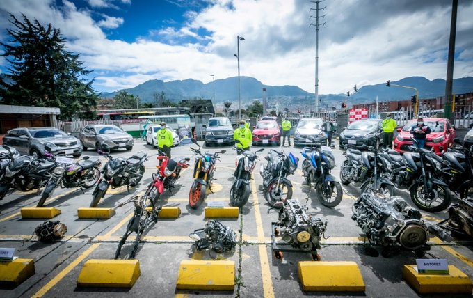 Alcaldía le apunta a plan de choque contra vehículos El alcalde (e) de Bogotá, Luis Ernesto Gómez presentó hace unos minutos el 'Plan 4x10', una estrategia que pretende reducir el robo de autopartes y carros en la ciudad.