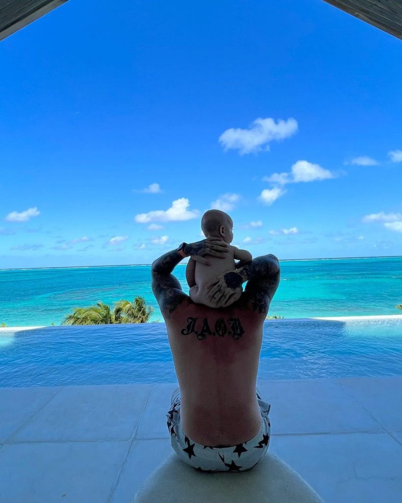 Lo más de la semana... En emojis La actriz Sara Corrales, que poco muestra de su vida personal en redes sociales, compartió en sus historias de Instagram (@saracorrales) una fotografía junto a Rafael Gutiérrez, su pareja desde hace más de un año, en una playa en México.