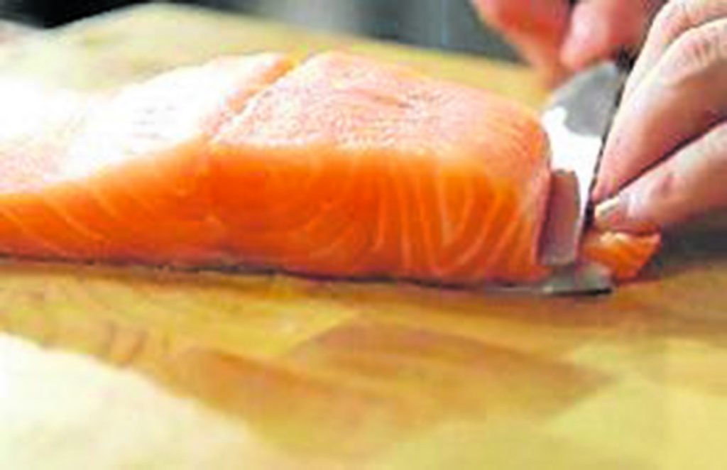 Salmón: rico y práctico El salmón es un corte de pescado nutritivo; sin embargo, mucha gente no suele incluirlo en sus comidas debido a que su sabor es suave y la única preparación conocida es hacerlo a la plancha.