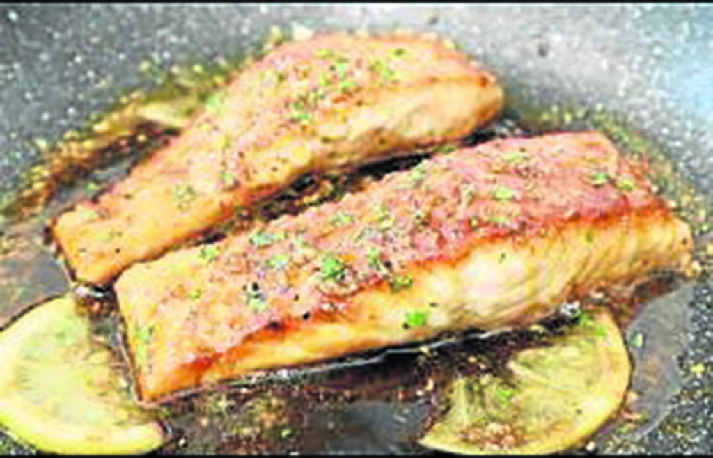 Salmón: rico y práctico El salmón es un corte de pescado nutritivo; sin embargo, mucha gente no suele incluirlo en sus comidas debido a que su sabor es suave y la única preparación conocida es hacerlo a la plancha.