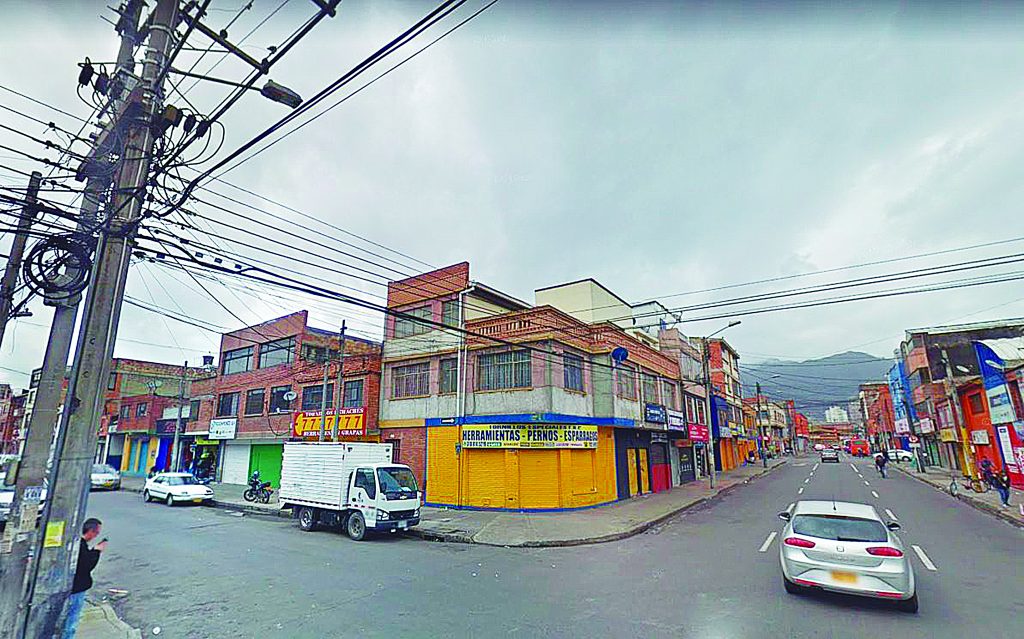 Caída mortal en el barrio 7 de agosto Un infortunado accidente enlutó ayer a una familia de Bogotá. En medio de extrañas circunstancias, un trabajador perdió la vida de manera repentina al caer de una altura considerable mientras realizaba varios arreglos manuales.