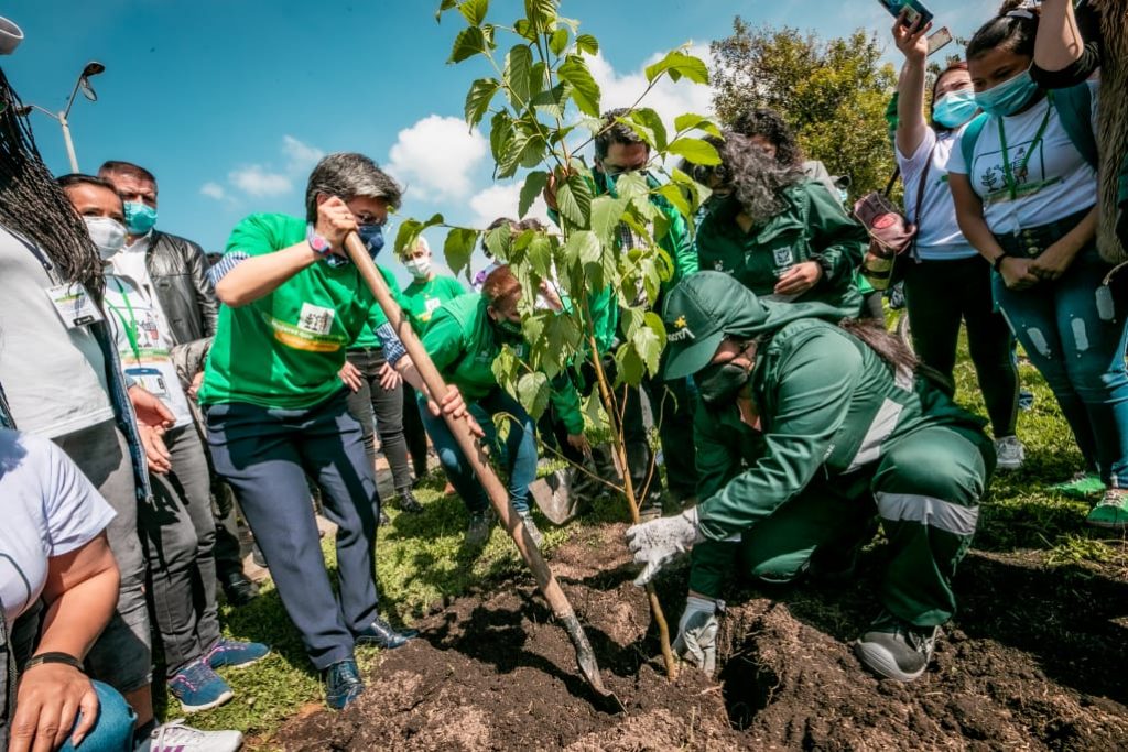 Bogotá se compromete a sembrar un millón de árboles Este miércoles, luego de la agenda internacional que cumplió en la Conferencia Mundial sobre Cambio Climático (COP26), la alcaldesa mayor, Claudia López, hizo un balance sobre el propósito de reverdecer a la capital del país.