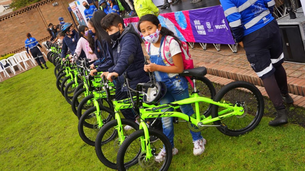 Estudiantes de estrategia 'Bici-parceros' reciben 21 bicicletas Por medio del apoyo del Grupo Energía de Bogotá (GEB) y la Alcaldía de Bogotá, jóvenes vinculados a la estrategia 'Bici-Parceros' recibieron en las últimas horas 21 bicicletas que les permitirá mejorar sus desplazamientos hasta sus colegios.