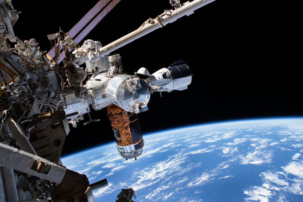 Astronautas salieron de la ISS en cápsula SpaceX rumbo a la Tierra Una cápsula de SpaceX que transporta a cuatro astronautas salió el lunes desde la Estación Espacial Internacional (ISS) con destino a la Tierra, después de pasar seis meses a bordo del puesto de avanzada orbital. 