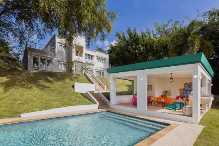 Daddy Yankee puso en alquiler su mansión por Airbnb El cantante de reguetón Daddy Yankee puso en alquiler su lujosa mansión ubicada en Puerto Rico, para quien quiera gozar de sus comodidades. A través de su cuenta de Instagram, el cantante entregó una noticia que enloqueció a sus fanáticos, pues su propiedad estará en alquiler por temporada decembrina en Airbnb.