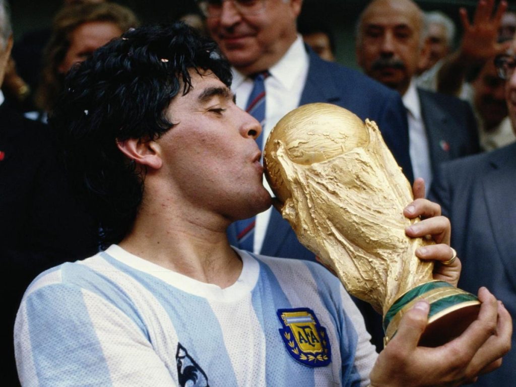 A un año de la muerte de Maradona, el mundo del fútbol lo recuerda El planeta fútbol, sin fronteras, le rinde honores el jueves al argentino Diego Armando Maradona, idolatrado artista de la pelota de todos los tiempos, al cumplirse un año de su fallecimiento, a los 60 años, en su lecho de enfermo.
