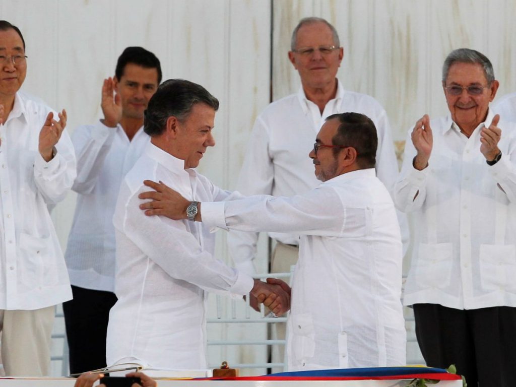 Colombia celebra los 5 años de la firma el acuerdo de paz Uno de los conflictos más crueles de América comenzó a extinguirse hace cinco años. Colombia recordó este miércoles el pacto de paz que hizo posible el desarme de la guerrilla de las Farc, con un encuentro entre protagonistas y críticos en presencia del jefe de la ONU.