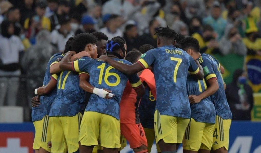 Tras cuatro partidos sin gol, Colombia va con toda contra Paraguay Ante un Paraguay en llamas, que no responde aún al cambio de timonel, la Selección Colombia buscará romper un ayuno de gol de 400 minutos. Las dos selecciones necesitan de la victoria para enderezar su sinuoso camino hacia el Mundial de Catar 2022. 