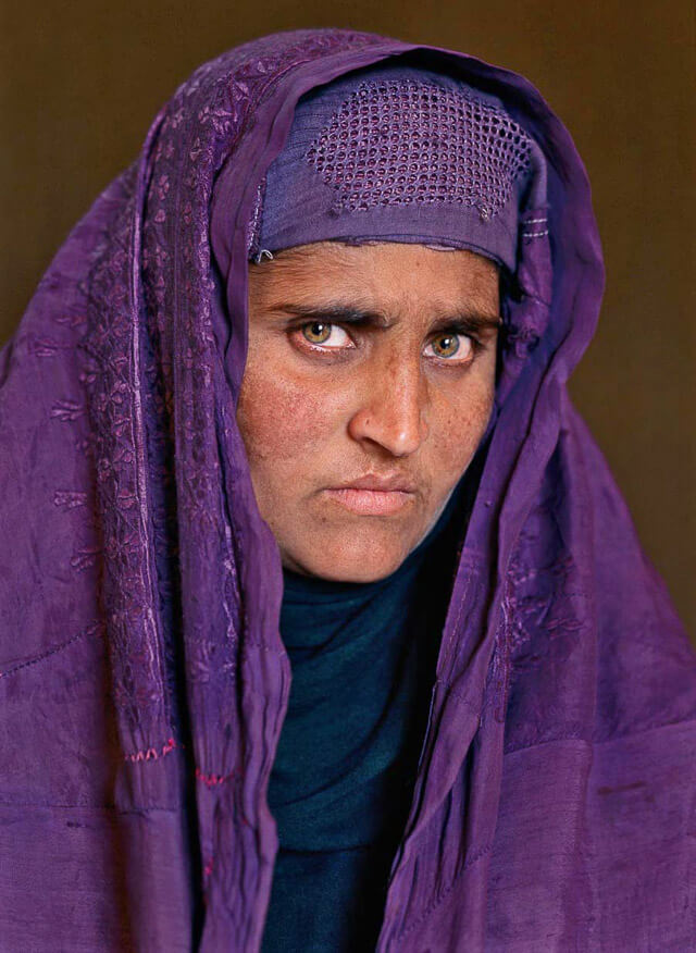Fue portada de National Geographic y ahora es refugiada La niña afgana de ojos verdes, emblema de los refugiados tras ser inmortalizada hace más de 30 años en la portada de la revista National Geographic, llegó este jueves evacuada a Roma (Italia) tras el regreso de los talibanes.
