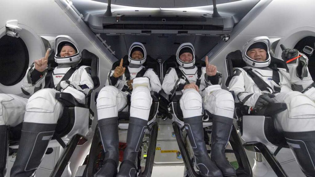Astronautas salieron de la ISS en cápsula SpaceX rumbo a la Tierra Una cápsula de SpaceX que transporta a cuatro astronautas salió el lunes desde la Estación Espacial Internacional (ISS) con destino a la Tierra, después de pasar seis meses a bordo del puesto de avanzada orbital. 