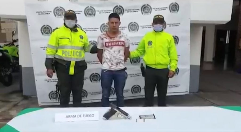 Atracadores robaron una moto, pero luego capturaron a uno Este jueves la Policía de Bogotá dio un golpe contra el crimen en el norte de la ciudad, en inmediaciones de la Calle 170, a la altura de la Biblioteca Julio Mario Santo Domingo, donde un pillo señalado por el delito de hurto fue capturado.
