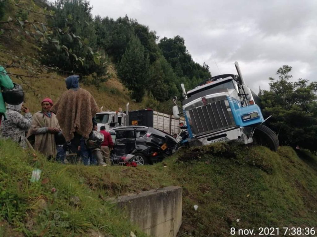 Tractomula sin frenos causa accidente múltiple en carretera Un estrepitoso accidente ocurrió la mañana de este lunes en la vía entre Tunja y Bogotá, donde una tractomula sufrió un problema mecánico y terminó propiciando un accidente múltiple en la carretera.