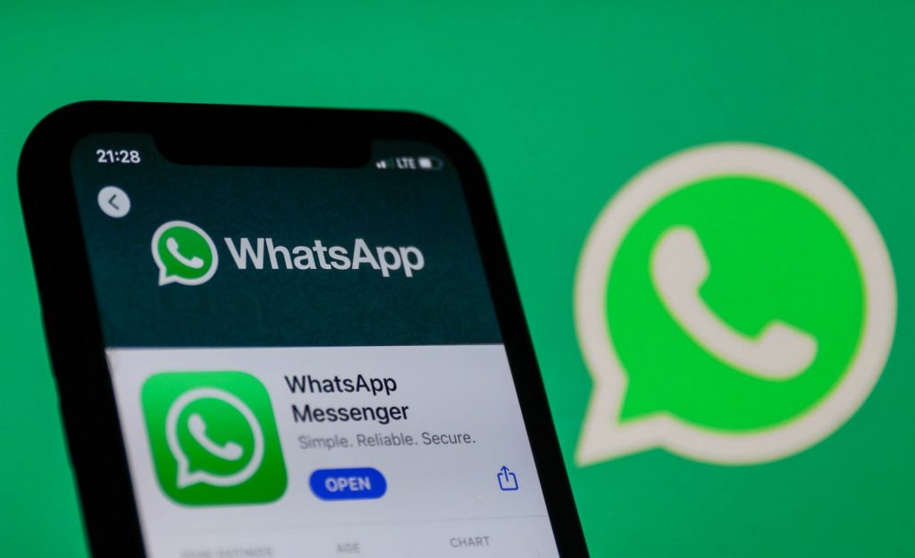 WhatsApp Web, una herramienta potente WhatsApp es una aplicación de mensajería para móviles usada por muchos y hasta la favorita de un gran número de personas. Según una encuesta de la firma Statista, en enero de 2021, dos mil millones de usuarios accedían al chat de WhatsApp mensualmente.