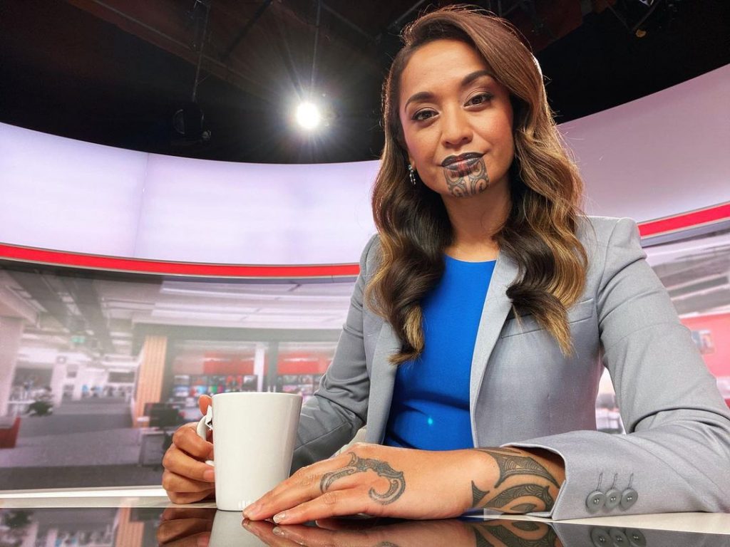 Primera presentadora con tatuaje maorí en la cara Una neozelandesa hizo historia en su país tras presentar las noticias con un tatuaje tradicional maorí en su rostro durante el horario estelar. Oriini Kaipara, de 37 años, manifestó haber cumplido un sueño de toda su vida, al haber podido representar a todas las mujeres maoríes, un pueblo de origen polinesio que después de mil años hace parte de Nueva Zelanda.